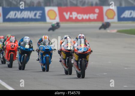 Sepang Circuit, Malaysia. 25. Oktober 2015. Red Bull KTM Ajo-Team-Fahrer an der Spitze während der Moto3-Rennen des Shell-Malaysia-Mo Stockfoto