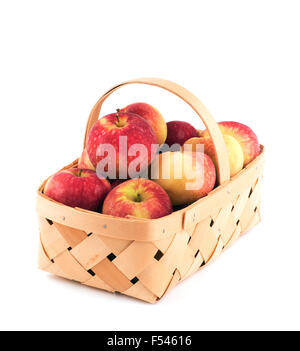 Korb voll mit roten Äpfel, auf weiß Stockfoto