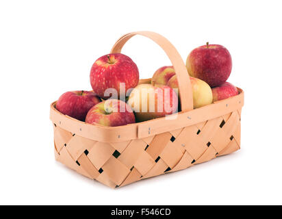 Äpfel in einem hölzernen Korb auf weiß Stockfoto