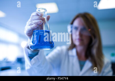 Wissenschaftler hält Becher von chemischen Stockfoto