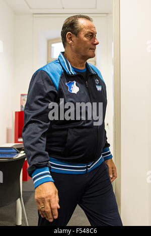 Zuzenhausen, Deutschland. 27. Oktober 2015. Huub Stevens, der neue Trainer der TSG 1899 Hoffenheim, kommt zu einer Pressekonferenz in Zuzenhausen, Deutschland, 27. Oktober 2015. Foto: WOLFRAM KASTL/Dpa/Alamy Live-Nachrichten Stockfoto