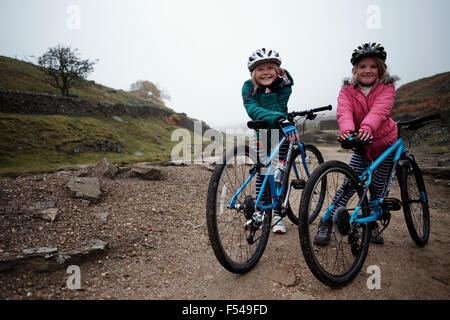 Zwei Mädchen mit ihren Fahrrädern auf einem Feldweg Stockfoto