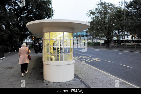 Art-Deco-Stil Buswartehäuschen in der alten Steine Brighton UK Stockfoto
