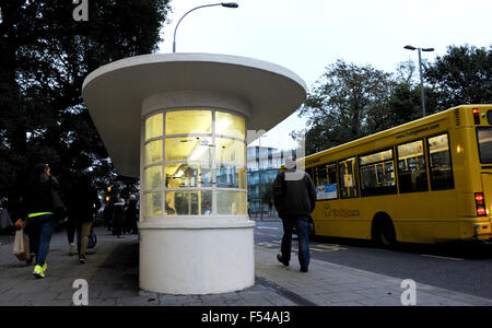 Art-Deco-Stil Buswartehäuschen in der alten Steine Brighton mit großen gelben Bus Anfahren UK Stockfoto