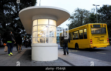 Art-Deco-Stil Buswartehäuschen in der alten Steine Brighton mit großen gelben Bus Anfahren UK Stockfoto