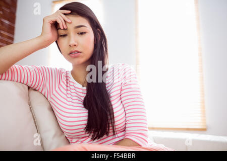 Verärgert asiatische Frau auf couch Stockfoto