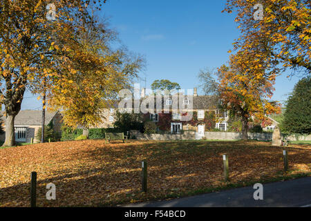 Kingham Dorfanger im Herbst. Cotswolds, Oxfordshire, England Stockfoto