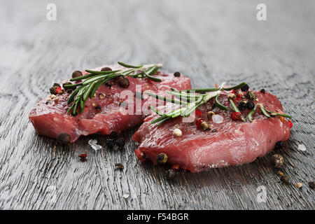 Zwei rohes Rindfleisch-Steaks in Gewuerze Stockfoto