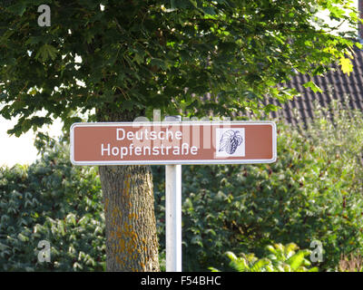 Deutschland Hopfen Straße Deutsche Hopfenstrasse in Bayern. Deutschland ist der weltweit größte Hopfen-Hersteller. Stockfoto