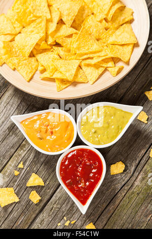 Teller mit Nachos mit verschiedenen dips Stockfoto