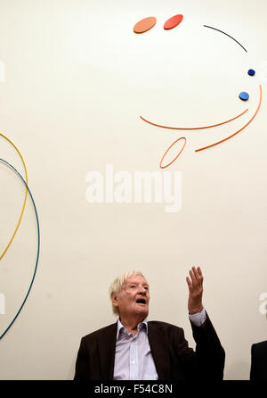 Prag, Tschechische Republik. 27. Oktober 2015. Ausstellung Karel Malich 91 91. Geburtstag des Malers und Bildhauers Karel Malich (im Bild) beginnt in Prag, Tschechische Republik, 27. Oktober 2015. © Roman Vondrous/CTK Foto/Alamy Live-Nachrichten Stockfoto