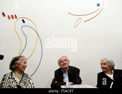 Prag, Tschechische Republik. 27. Oktober 2015. Ausstellung Karel Malich 91 91. Geburtstag des Malers und Bildhauers Karel Malich (Mitte) beginnt in Prag, Tschechische Republik, 27. Oktober 2015. Im Bild links Kunstsammler und Mäzen der Kunst Meda Mladkova. © Roman Vondrous/CTK Foto/Alamy Live-Nachrichten Stockfoto