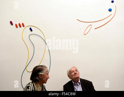 Prag, Tschechische Republik. 27. Oktober 2015. Ausstellung Karel Malich 91 91. Geburtstag des Malers und Bildhauers Karel Malich (rechts) beginnt in Prag, Tschechische Republik, 27. Oktober 2015. Im Bild links Kunstsammler und Mäzen der Kunst Meda Mladkova. © Roman Vondrous/CTK Foto/Alamy Live-Nachrichten Stockfoto