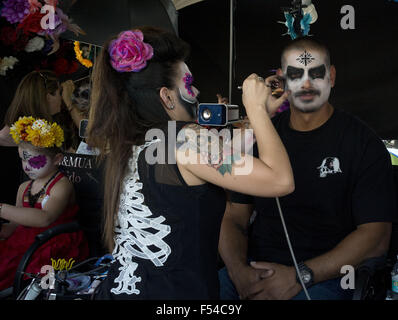 Hollywood, Kalifornien, Vereinigte Staaten von Amerika. 24. Oktober 2015. Die Teilnehmer haben Make-up angewendet vor den Feierlichkeiten auf dem Hollywood Forever Cemetery, Dia de Los Muertos (Tag der Toten) zu markieren in Hollywood Teil von Los Angeles auf Samstag, 24. Oktober 2015. Die mexikanische Tradition erinnert lieben, die gestorben sind. ARMANDO ARORIZO © Armando Arorizo/Prensa Internacional/ZUMA Draht/Alamy Live News Stockfoto