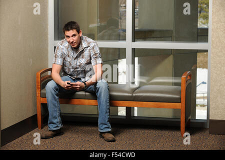 Porträt eines Schülers mit Telefon im College-campus Stockfoto