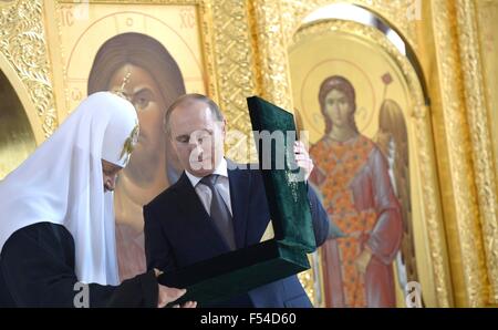 Der russische Präsident Vladimir Putin präsentiert Patriarch von Moskau und alle Russland Kirill mit einer Muttergottes-Symbol während eines Besuchs der neu restaurierten Kirche St Vladimir am Moskauer diözesanen Haus anlässlich 1000 Jahre seit dem Tod von St. Vladimir July 27, 2015 in Moskau, Russland. Stockfoto