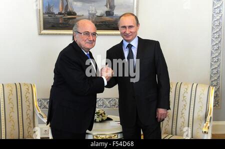 Der russische Präsident Vladimir Putin trifft sich mit Präsident der Internationalen Föderation der Fußball Vereine Sepp Blatter vor 2018 FIFA World Cup vorläufige Auslosung 25. Juli 2015 in St. Petersburg, Russland. Stockfoto
