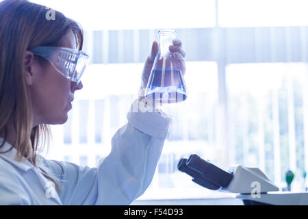 Wissenschaftler hält Becher von chemischen Stockfoto