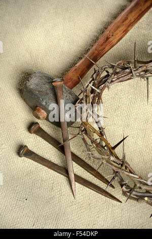 Kreuzigung-Tools einschließlich Dornenkrone, Nägel und Hammer über Vintage Tuch Stockfoto