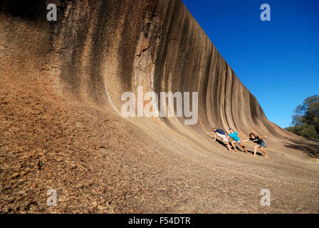 HYDEN, AUSTRALIEN-FEBRUAR 13, 2015; Wave Rock, mit drei junge Touristen, in der Nähe von Hyden in Western Australia. 13. Februar 2015 Hyde Stockfoto