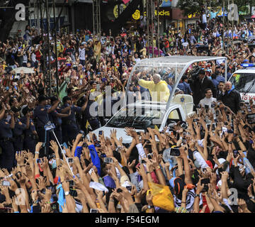 Manila, Philippinen. 18. Januar 2015. Papst FRANCIS unter dem Beifall der Menge nach der Messe an Universität von Santo Thomas in Espania Manila verlassen. © Guillaume Payen/ZUMA Wire/ZUMAPRESS.com/Alamy Live-Nachrichten Stockfoto