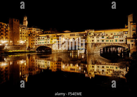 Ponte Vecchio, Old Bridge, Taddeo Gaddi, über den Fluss Arno in Florenz in der Nacht Stockfoto