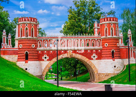 Schöne alte Brücke, Zarizyno Palast, Moskau, Russland, Osteuropa Stockfoto