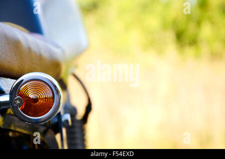 Honda Cafe Racer Motorrad schwarz fotografiert vor einem Feld Gras Stockfoto