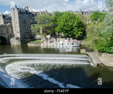 Die Wasserfälle am Fluss Avon, Bath, England Stockfoto