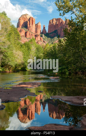 Cathedral Rock Reflexionen im Oak Creek, Sedona, Arizona, USA Stockfoto