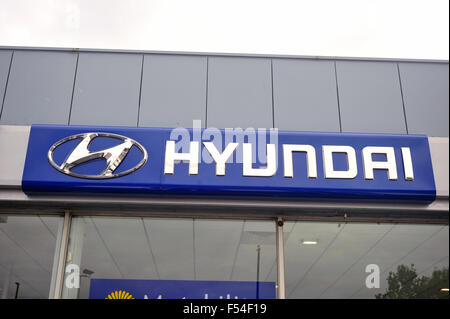 Ein Hyundai-Schild über dem Eingang ein Hyundai-Autohaus in Großbritannien. Stockfoto