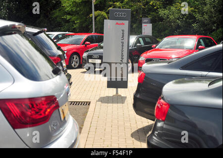 Audi-Gebrauchtwagen bei einem Audi-Autohaus in der Nähe von Gloucestershire Stadt von Tetbury in Großbritannien genehmigt. Stockfoto