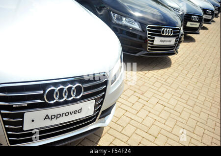 Gebrauchtwagen bei einem Audi-Autohaus in der Nähe von Gloucestershire Stadt von Tetbury in Großbritannien genehmigt. Stockfoto