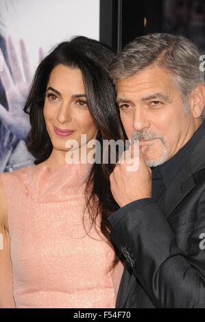 Los Angeles, Kalifornien, USA. 26. Oktober 2015. 26. Oktober 2015 - Los Angeles, Kalifornien, USA - Schauspieler GEORGE CLOONEY, Frau AMAL ALAMUDDIN auf der "Our Brand ist Krise" Hollywood Premiere statt, bei dem TCL Chinese Theater, Hollywood, CA. © Paul Fenton/ZUMA Draht/Alamy Live News Stockfoto