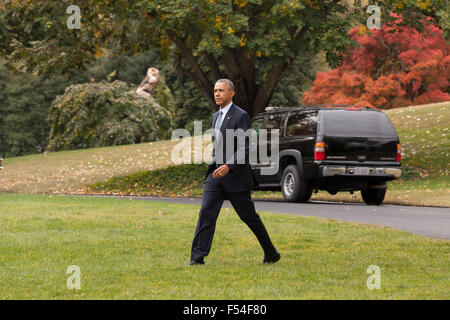 Washington, DC, USA. 27. Oktober 2015. Präsident Obama Internat Marine One Hubschrauber auf dem South Lawn des weißen Hauses.  Der Präsident reist nach Chicago an die Führer der Welt Rechtsdurchsetzung bei der International Association of Chiefs von Polizei (IACP) Konferenz und Ausstellung. Bildnachweis: B Christopher/Alamy Live-Nachrichten Stockfoto