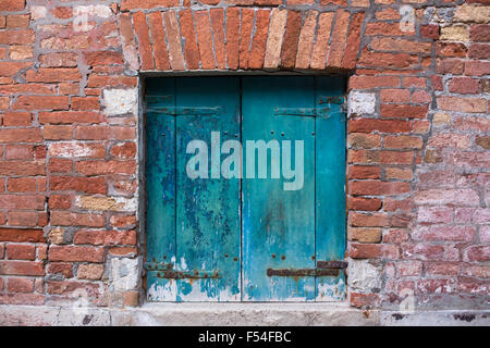 Alte/Petrol Fensterläden Fenster in Venedig, Italien Stockfoto