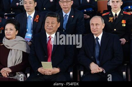 Der russische Präsident Vladimir Putin sitzt mit chinesischen Staatspräsidenten Xi Jinping und seiner Frau Peng Liyuan im Rahmen einer Gala feiert den 70. Jahrestag des zweiten Weltkriegs auf dem Roten Platz 9. Mai 2015 in Moskau, Russland. Stockfoto