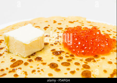 einige gerösteten Pfannkuchen auf der weißen Platte auf weißem Hintergrund Stockfoto