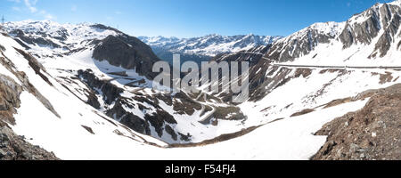 Gotthardpass, Schweiz: Blick auf das Tal der Tremola. Der Pass ist noch viel Schnee im winter Stockfoto