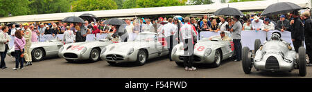 Eine Reihe von Mercedes-Benz 300 SLR Rennwagen im Fahrerlager beim Goodwood Festival of Speed. Stockfoto