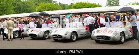 Eine Reihe von Mercedes-Benz 300 SLR Rennwagen im Fahrerlager beim Goodwood Festival of Speed. Stockfoto