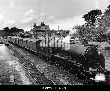 50er Jahre Dampflok. Südliche Region Zug von Weymouth nach Eastleigh in Hinton Admiral Stockfoto