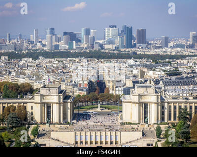 Palais de Chaillot und Geschäftsviertel angesehen vom Eiffelturm, Paris, Frankreich Stockfoto