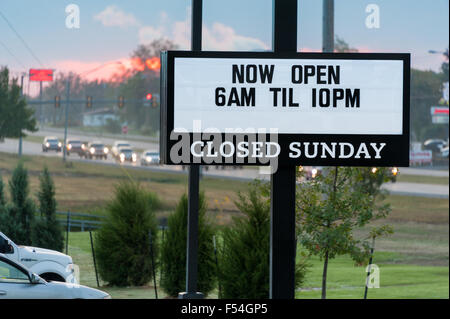 Ein beliebtes Chick-Fil-A-Restaurant dient warmes Frühstück & Kaffee am frühen Morgen Pendler in Muskogee, OK (nur nicht am Sonntag). Stockfoto