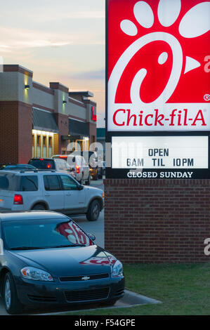 Autos wickeln das Gebäude bei Chick-Fil-A (Amerikas Top-bewertete Fast-Food-Restaurant) in Muskogee, Oklahoma. USA. Stockfoto