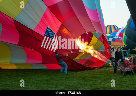 Aufpumpen von Hot Air Balloon, Albuquerque, New Mexico, USA Stockfoto