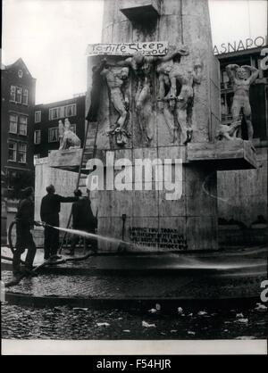 1968 - niederländischen Behörden Aufräumarbeiten Aktion Amsterdam Befall durch Hippies.: Seitdem die niederländischen Behörden beschlossen, reinigen - Dam Platz in Amsterdam übernommen Hunderte von Hippies aller Nationen - jede Nacht gibt es Streit zwischen ihnen und der Polizei jedes Mal Zehntausende Verhaftungen sind gemacht. Langsam gibt es einen nach Hause Bewegung entwickeln, sichtbare Verringerung der Zahl der Hippies camping dort, so dass nur Extremisten, hinter denen die Polizei viel bewältigen kann, leichter wegen ihrer kleineren Zahlen. Das Foto zeigt Sanitation Arbeiter Aufräumarbeiten nach den Hippies linken Dam Platz. (Kredit Imag Stockfoto