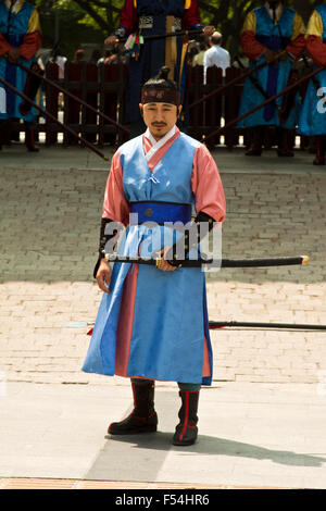 Seoul, Korea - 14. Mai 2015: Bewaffnete Wachen in Tracht Garde des Eingangstores Deoksugung Palast, eine touristische Sehenswürdigkeit, Stockfoto