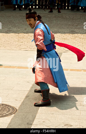 Seoul, Korea - 14. Mai 2015: Bewaffnete Wachen in Tracht Garde des Eingangstores Deoksugung Palast, eine touristische Sehenswürdigkeit, Stockfoto