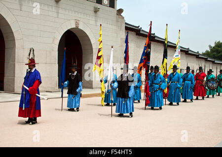 SEOUL, KOREA - 17. Mai 2015: Bewaffnete Wachen in traditioneller Tracht bewachen das Tor im Gyeongbokgung Palace eine touristische Sehenswürdigkeit, in Stockfoto